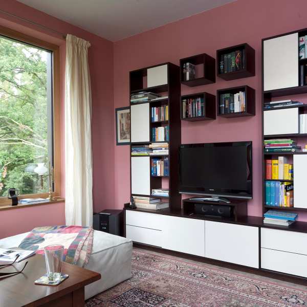 .radix | Aka23 | Schrankwand in Räuchereiche mit lackierten Fronten .radix | Aka23 | Schrankwand in Räuchereiche mit lackierten Fronten 2