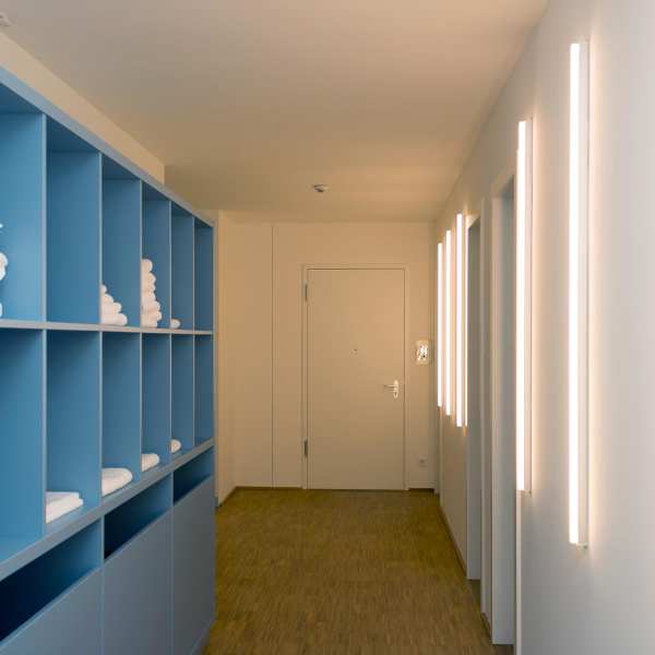 .radix | Boarding House | Einrichtung – Dekorspanplatte, multiplex weiß, Nußbaum furniert .radix | Boarding House | Einrichtung – Dekorspanplatte, multiplex weiß, Nußbaum furniert 7