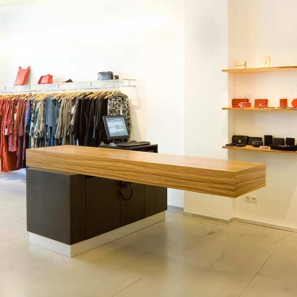 .radix | Verkaufssprungbrett | Tresen für Evelin Brandt, MDF schwarz durchgefärbt, Zebrano furniert .radix | Verkaufssprungbrett | Tresen für Evelin Brandt, MDF schwarz durchgefärbt, Zebrano furniert 1