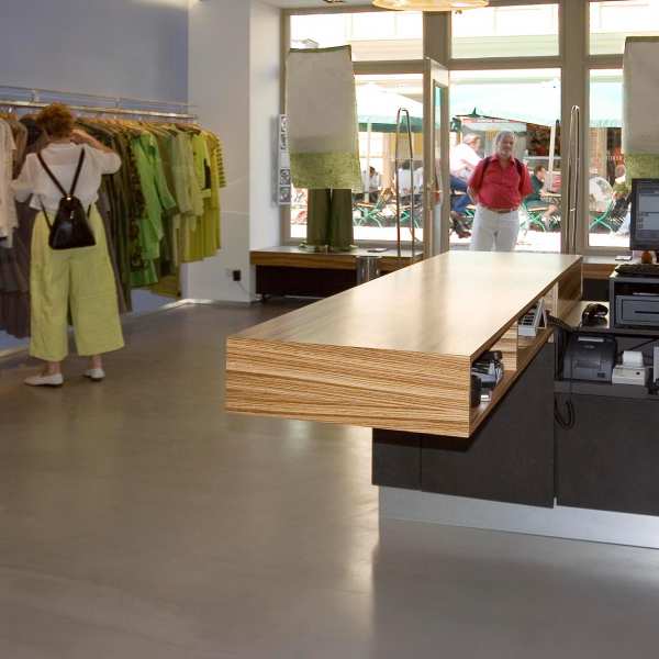 .radix | Verkaufssprungbrett | Tresen für Evelin Brandt, MDF schwarz durchgefärbt, Zebrano furniert .radix | Verkaufssprungbrett | Tresen für Evelin Brandt, MDF schwarz durchgefärbt, Zebrano furniert 3