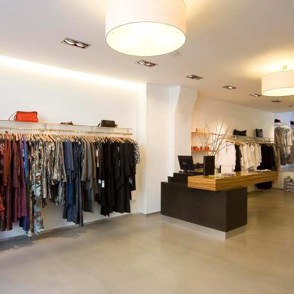 .radix | Verkaufssprungbrett | Tresen für Evelin Brandt, MDF schwarz durchgefärbt, Zebrano furniert .radix | Verkaufssprungbrett | Tresen für Evelin Brandt, MDF schwarz durchgefärbt, Zebrano furniert 4