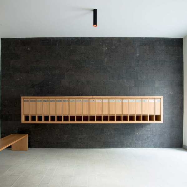 .radix | Pestalozzi | Briefkastenanlage, Eichenfurnier an zementgebundener Spanplatte mit LED-Beleuchtung .radix | Pestalozzi | Briefkastenanlage, Eichenfurnier an zementgebundener Spanplatte mit LED-Beleuchtung 3