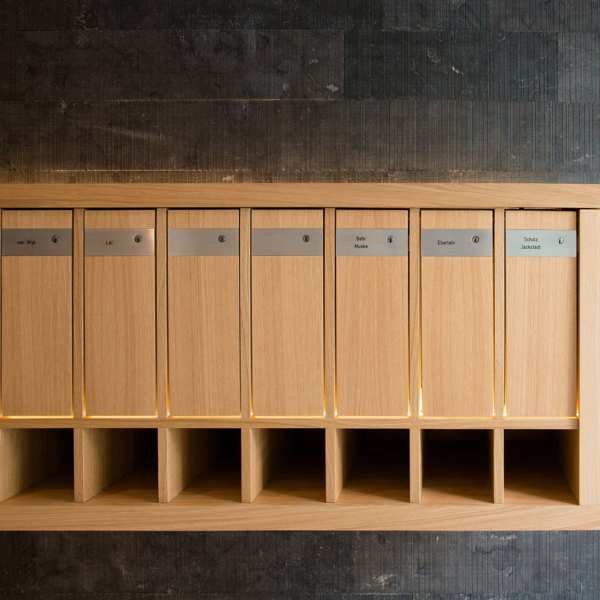 .radix | Pestalozzi | Briefkastenanlage, Eichenfurnier an zementgebundener Spanplatte mit LED-Beleuchtung .radix | Pestalozzi | Briefkastenanlage, Eichenfurnier an zementgebundener Spanplatte mit LED-Beleuchtung 4