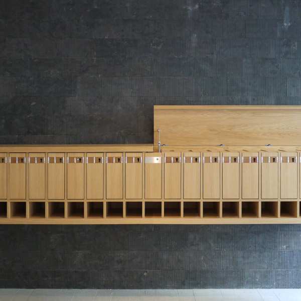 .radix | Pestalozzi | Briefkastenanlage, Eichenfurnier an zementgebundener Spanplatte mit LED-Beleuchtung .radix | Pestalozzi | Briefkastenanlage, Eichenfurnier an zementgebundener Spanplatte mit LED-Beleuchtung 6