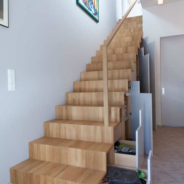 radix | Aka23 | Geschosstreppenschrank in Eiche massiv mit lackierten Fronten radix | Aka23 | Geschosstreppenschrank in Eiche massiv mit lackierten Fronten 3