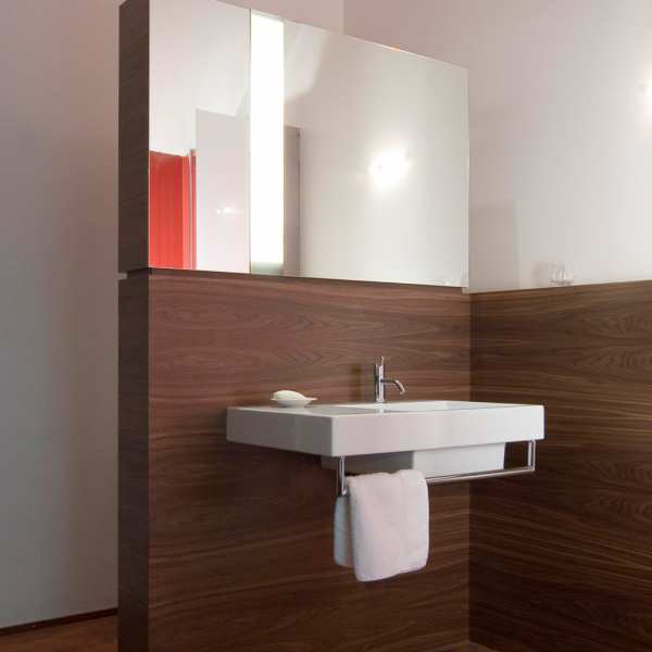 .radix | Ham | elegantes, innovatives Gästebad in Nussbaum, Schichtstoff, Glas und Spiegel .radix | Ham | elegantes, innovatives Gästebad in Nussbaum, Schichtstoff, Glas und Spiegel 1