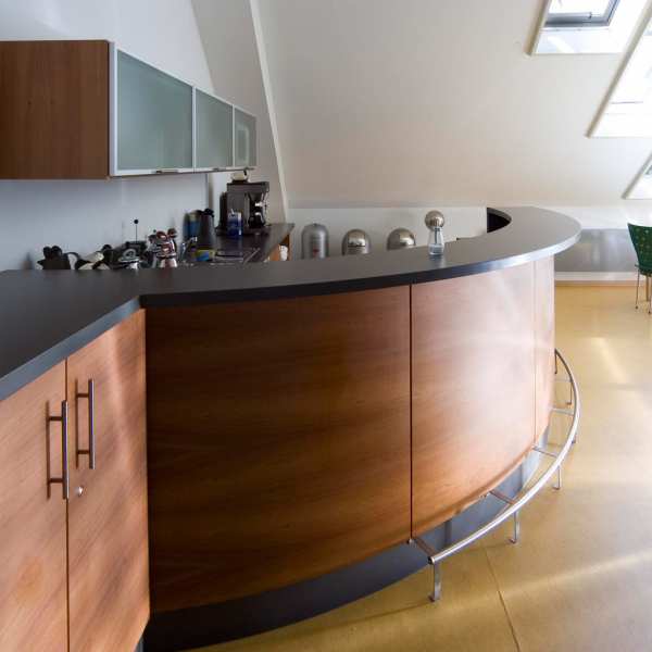 .radix | Hil29 | geschwungene Teeküche in Kirsche furniert .radix | Hil29 | geschwungene Teeküche in Kirsche furniert 1