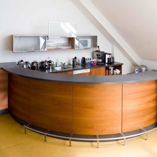 .radix | Hil29 | geschwungene Teeküche in Kirsche furniert .radix | Hil29 | geschwungene Teeküche in Kirsche furniert 2