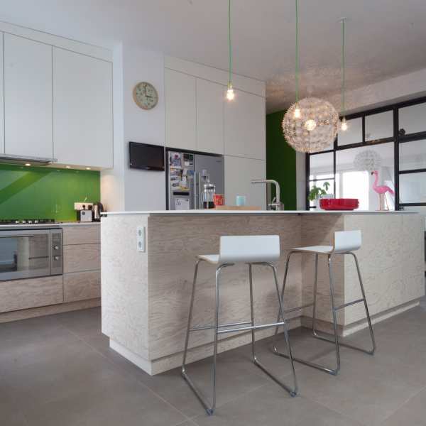 .radix | Kre9 | Küche mit Mittelinsel in Seekiefer gebeizt und lackiert .radix | Kre9 | Küche mit Mittelinsel in Seekiefer gebeizt und lackiert 1