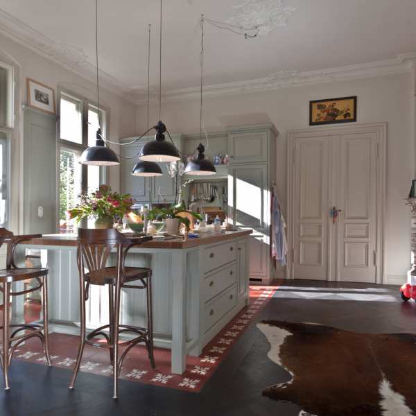 .radix | St22 | Wohnküche im Landhausstil in Eiche massiv, Fronten lackiert .radix | St22 | Wohnküche im Landhausstil in Eiche massiv, Fronten lackiert 2