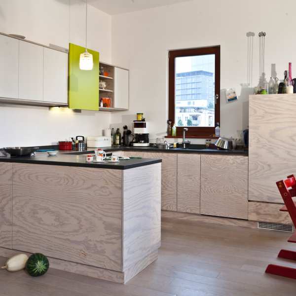 .radix | Hoff | Familienküche U-Form in Seekiefer gebeizt und lackiert mit Arbeitsplatte aus Schiefer .radix | Hoff | Familienküche U-Form in Seekiefer gebeizt und lackiert mit Arbeitsplatte aus Schiefer 1