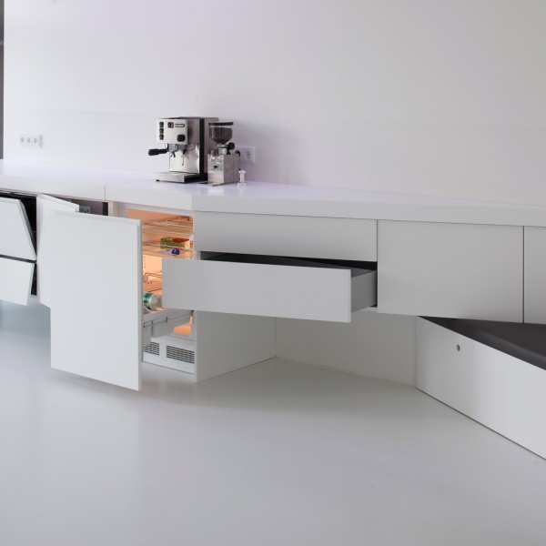 .radix | Vet | schräge Designerküche in MDF (lackiert) und Corian .radix | Vet | schräge Designerküche in MDF (lackiert) und Corian 2