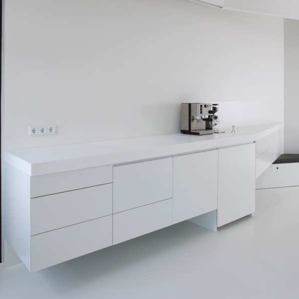 .radix | Vet | schräge Designerküche in MDF (lackiert) und Corian .radix | Vet | schräge Designerküche in MDF (lackiert) und Corian 3