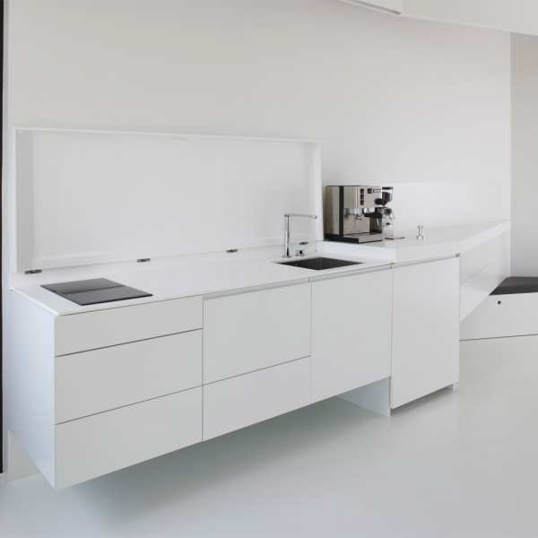 .radix | Vet | schräge Designerküche in MDF (lackiert) und Corian .radix | Vet | schräge Designerküche in MDF (lackiert) und Corian 4