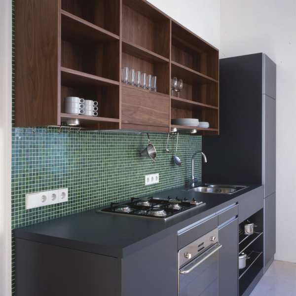 .radix | Slü9 | schlichte Küche in Nussbaum furniert und Schichtstoff grau .radix | Slü9 | schlichte Küche in Nussbaum furniert und Schichtstoff grau 2