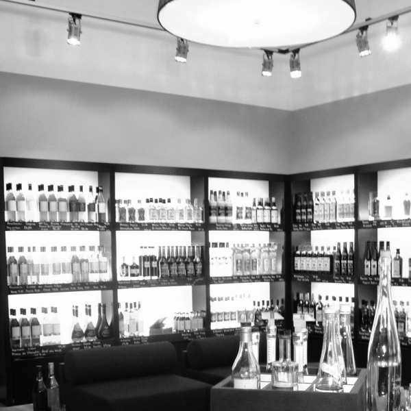 .radix | Cla333 | Geschäftseinrichtung, Weinregal in MDF lackiert mit Beleuchtung und Polstermöbel in Thermo-Esche und Kvadrat Stoffe .radix | Cla333 | Geschäftseinrichtung, Weinregal in MDF lackiert mit Beleuchtung und Polstermöbel in Thermo-Esche und Kvadrat Stoffe 2