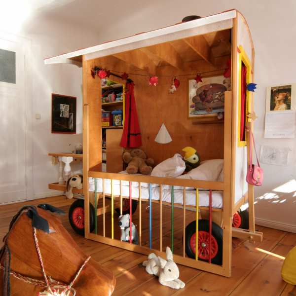 .radix | Zirkuswagen | Treppenstäbe, Birke Tischlerplatte, Buche massivholz, Sperrholz teils farbig mit Öl und Wachs behandelt .radix | Zirkuswagen | Treppenstäbe, Birke Tischlerplatte, Buche massivholz, Sperrholz teils farbig mit Öl und Wachs behandelt 2