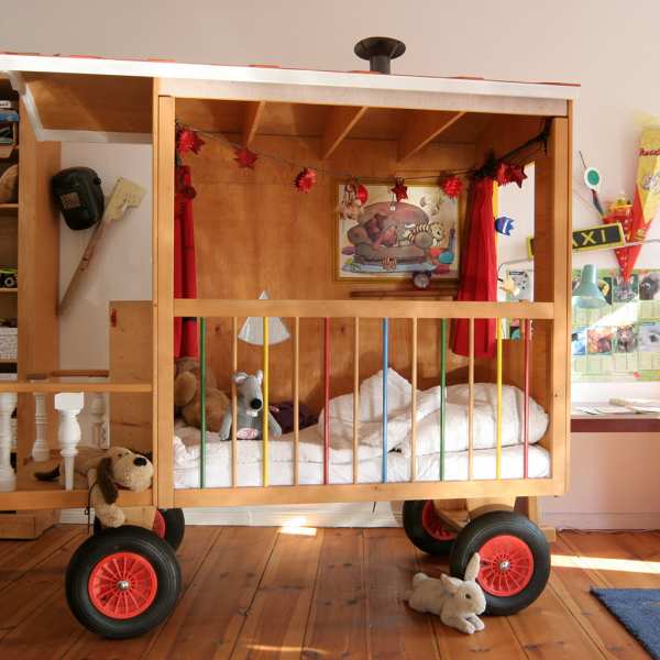 .radix | Zirkuswagen | Treppenstäbe, Birke Tischlerplatte, Buche massivholz, Sperrholz teils farbig mit Öl und Wachs behandelt .radix | Zirkuswagen | Treppenstäbe, Birke Tischlerplatte, Buche massivholz, Sperrholz teils farbig mit Öl und Wachs behandelt 3